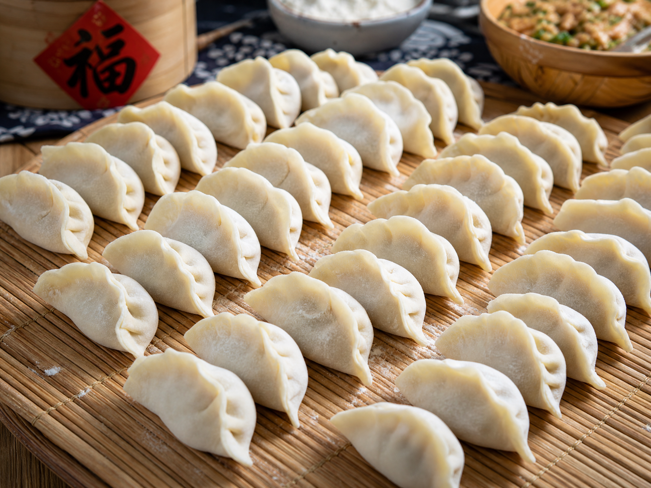手工水饺整齐排列在竹帘上